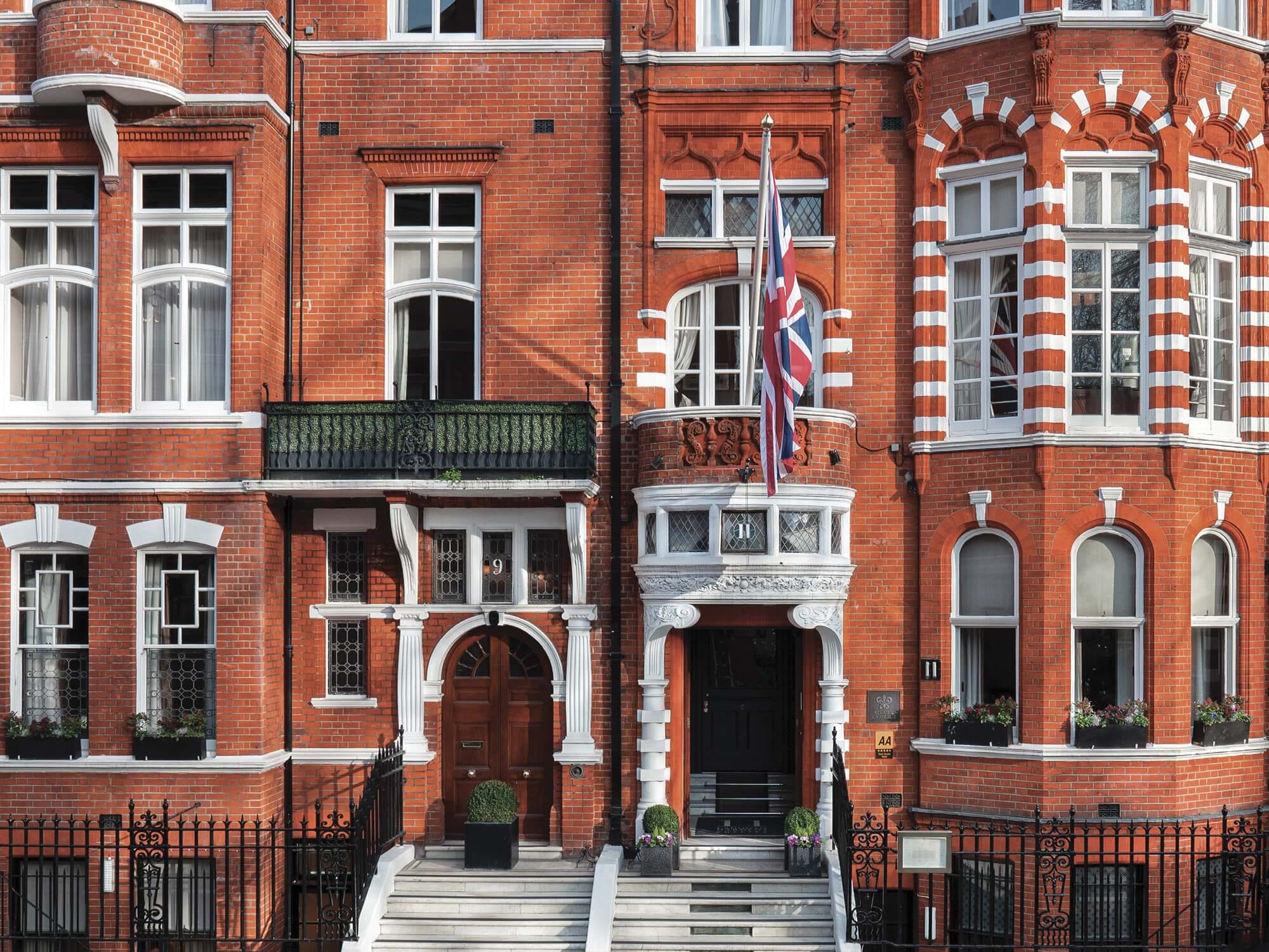 On street entrance to 11 Cadogan Gardens