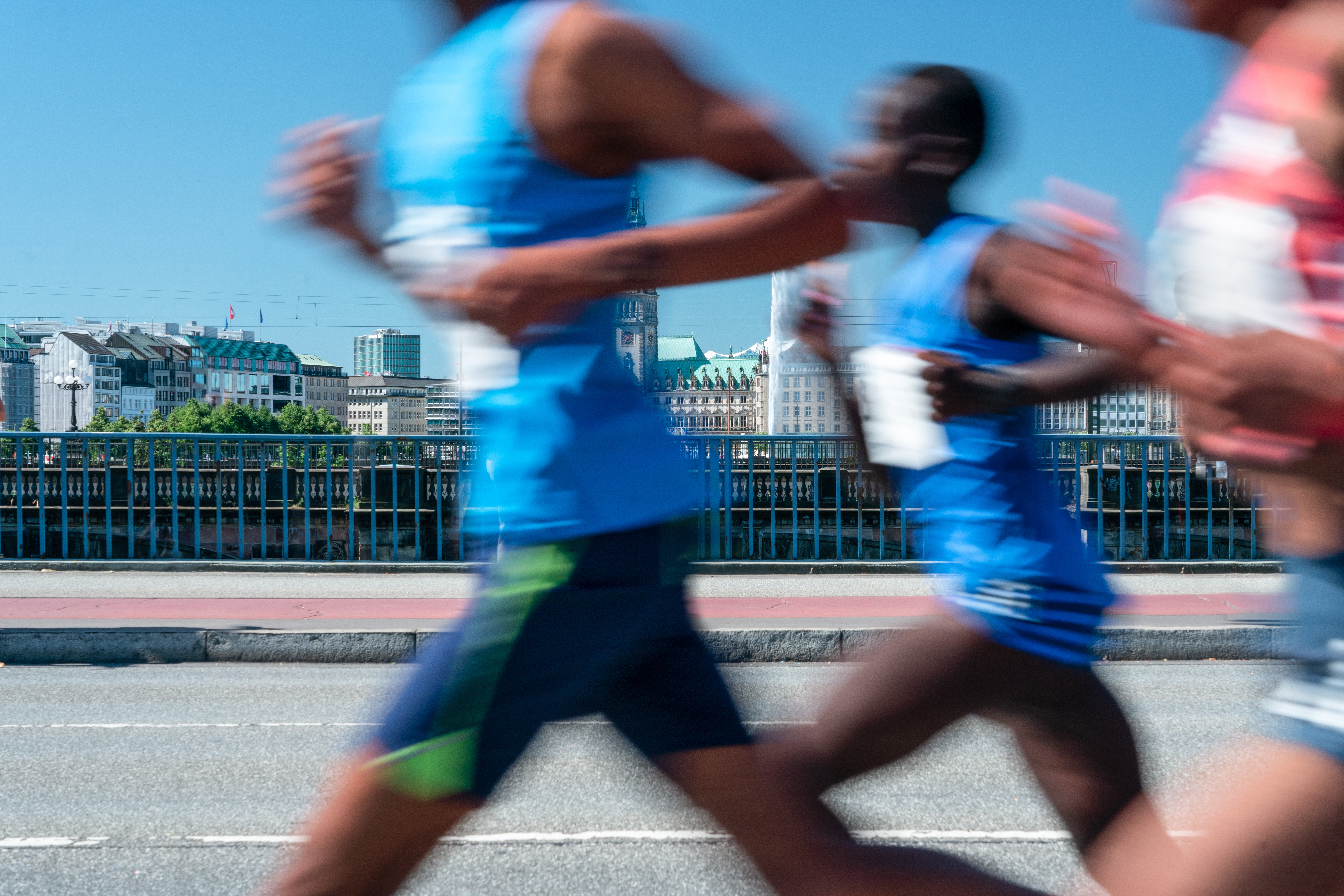 people running a marathon in london